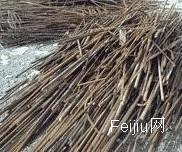 夜里带着大铁锤 砸碎线杆偷钢筋