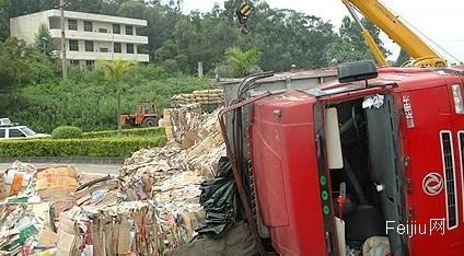 废纸箱倾斜失重心货车撂倒自个儿 
