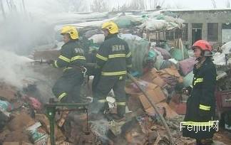 废品收购站起火 几分钟满院子都烧起来