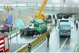 “化学品”集装箱货车发生翻车