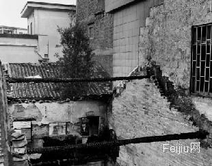 消防栓没水，废品店屋顶都烧塌了