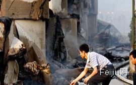 荆州区一造纸厂内发生火灾 白纸被烧光