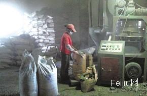 宁波：加工塑料的黑作坊废料堆积如山 水渠发黑发臭