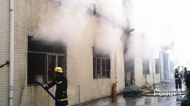 纸皮切割厂发生火灾十余吨纸皮烧光