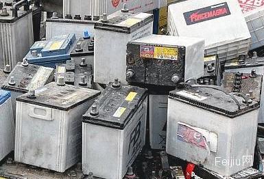 拦车借不着灭火器 满车废旧电瓶烧成废物