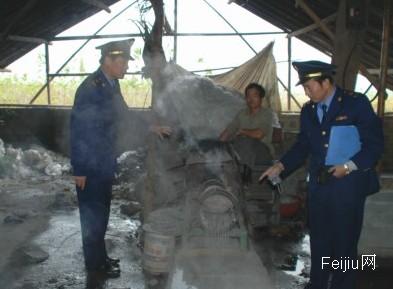 塑料作坊转战农村 空气中刺鼻气味环绕