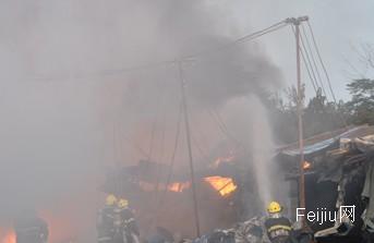 百吨塑料仓库起火 上空浓烟滚滚