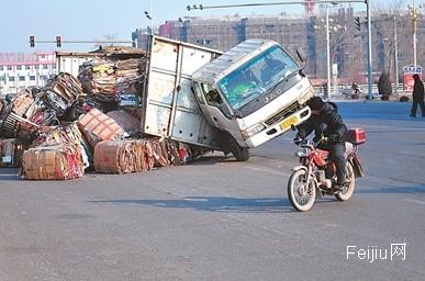 一车辆拉废旧纸箱过多，翻了！