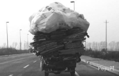 长春一疯狂三轮摩托车载四五百斤废品上路