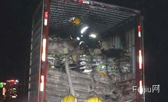 满载塑料粒的货车突发火灾 浙江浦江消防成功扑救