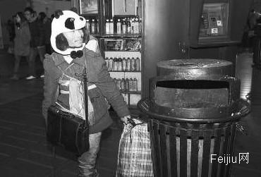 大学生与拾荒者同吃同住30天 实习“收破烂”