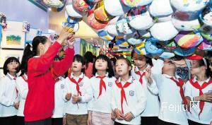 长沙市芙蓉区小学生利用废纸制作超级戏曲脸谱