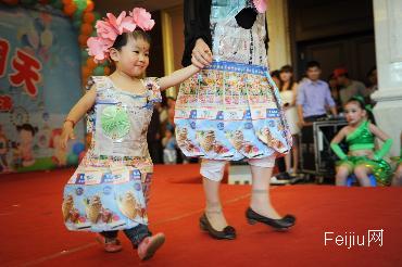 “废旧物品时装秀”倡导绿色生活