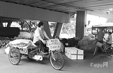 佛山文庆桥底惊现“废品分拣站”