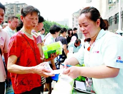 武汉洪山区设立20个“废弃书报置换超市”