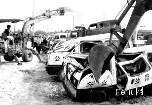 天津河西区交警队对废旧机动车进行清理