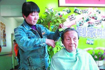 辽阳：“布袋大姐”回收废旧电池30万个