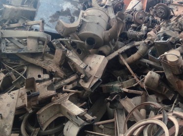 伊犁：报废汽车精细化拆解 最大限度实现资源循环利用